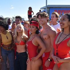 Am kalifornischen Strand tummelten sich zum "Baywatch"-Casting vielen junge Menschen in roten Badesachen.