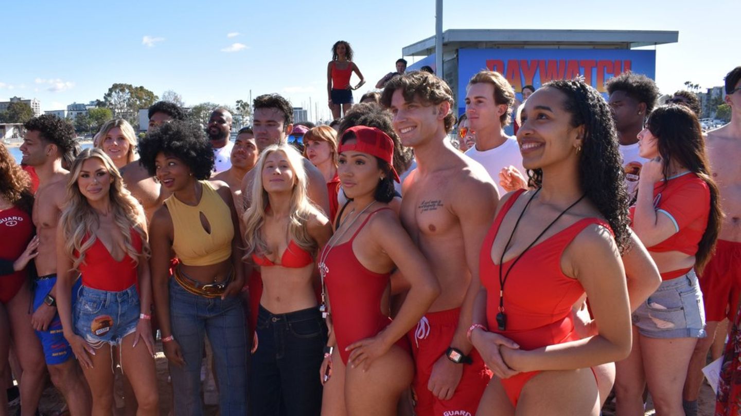 Am kalifornischen Strand tummelten sich zum "Baywatch"-Casting vielen junge Menschen in roten Badesachen.