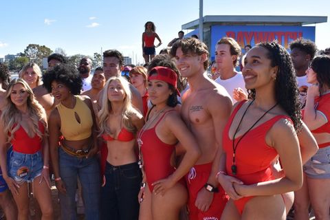 Am kalifornischen Strand tummelten sich zum "Baywatch"-Casting vielen junge Menschen in roten Badesachen.