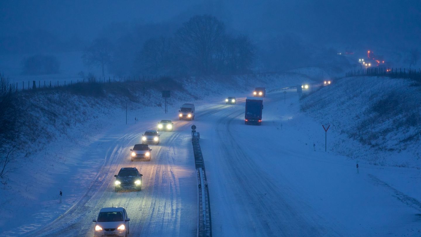 Für den morgendlichen Berufsverkehr war das Wetter stellenweise eine Herausforderung. Foto: Sascha Ditscher/dpa