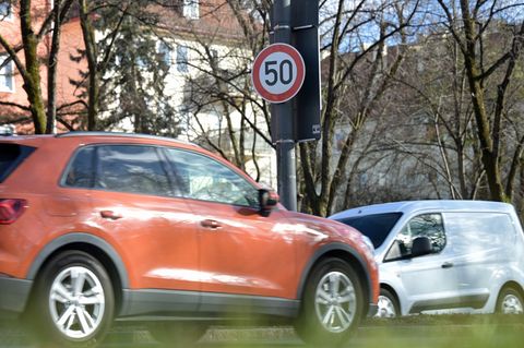Derzeit gilt an der Landshuter Allee weiter Tempo 50 - trotz eines Gerichtsbeschlusses zu Tempo 30. (Archivbild) Foto: Malin Wun