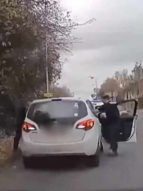 Ein Mann flüchtet in England in seinem Auto und schleift dabei zwei Polizisten mit.