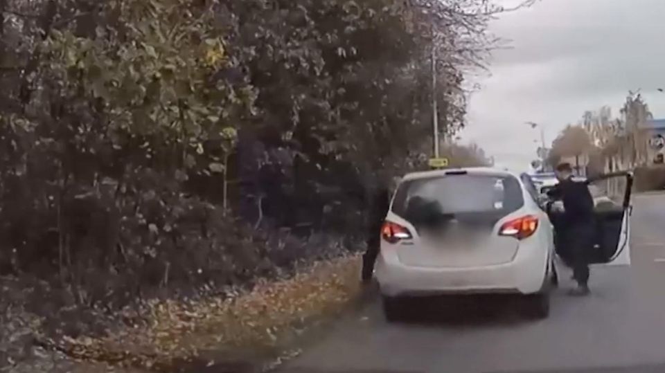 Ein Mann flüchtet in England in seinem Auto und schleift dabei zwei Polizisten mit.