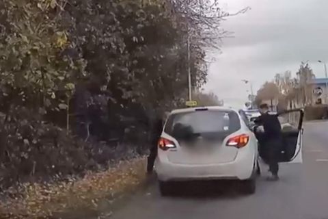 Ein Mann flüchtet in England in seinem Auto und schleift dabei zwei Polizisten mit.