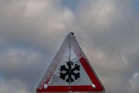 Heftige Schneefälle haben vor allem in der Mitte und im Westen Hessens für Fahrtausfälle und Verspätungen im Busverkehr gesorgt.