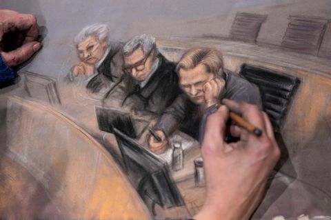 Eine Gerichtszeichnung zeigt Marius Borg Hoiby neben seinen beiden Anwälten