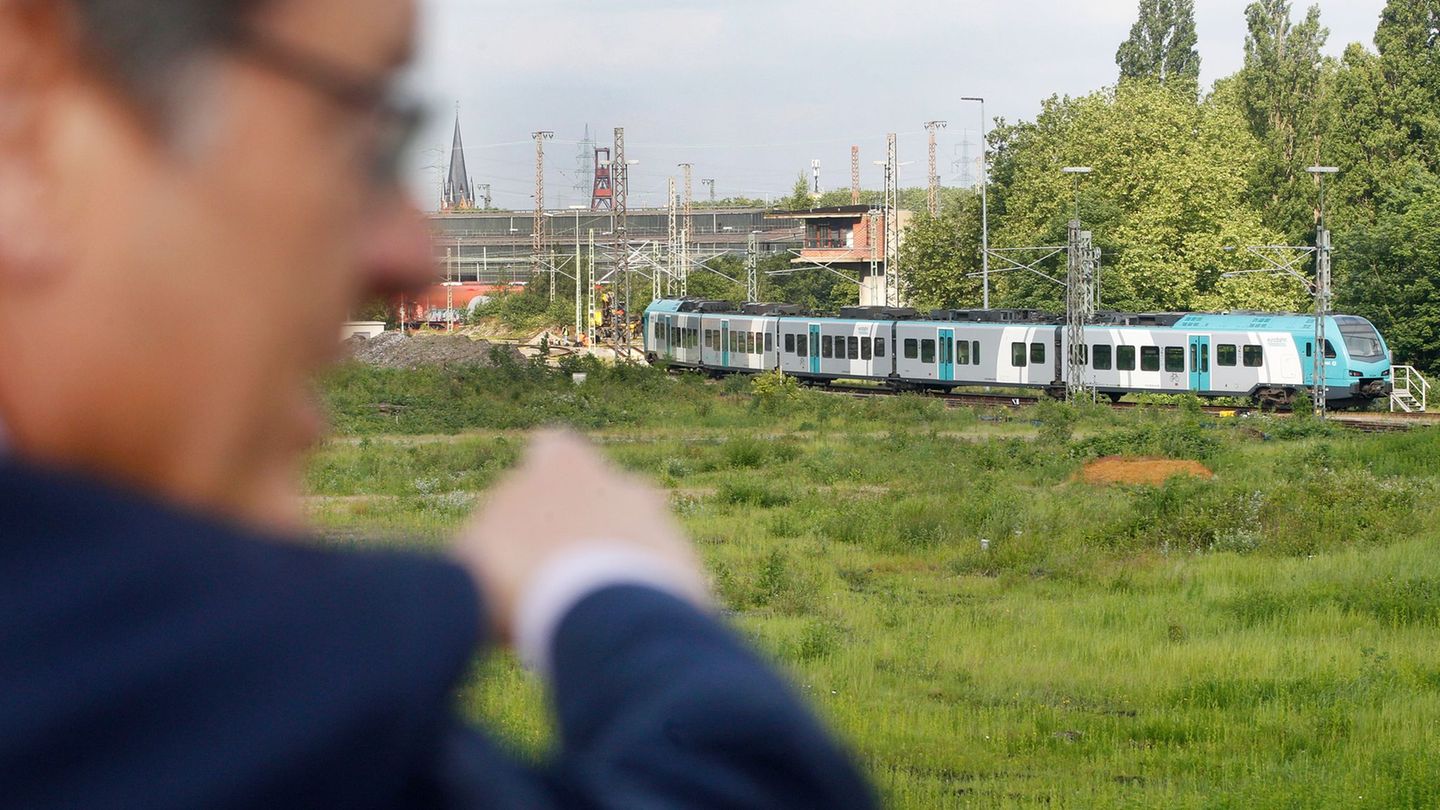 Hoch über Köpfen soll die Seilbahn ein noch enstehendes High-Tech-Quartier mit einem Bahnhof verbinden. (Archivfoto) Foto: Rolan