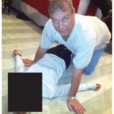 ... in seiner früheren Rolle als Handelsbeauftragter vertrauliche Dokumente an den 2019 gestorbenen Epstein weitergeleitet zu haben. In den kürzlich veröffentlichten Epstein-Akten war unter anderem auch dieses Bild von Andrew, wie er sich über eine unbekannte Frau beugt, zu sehen