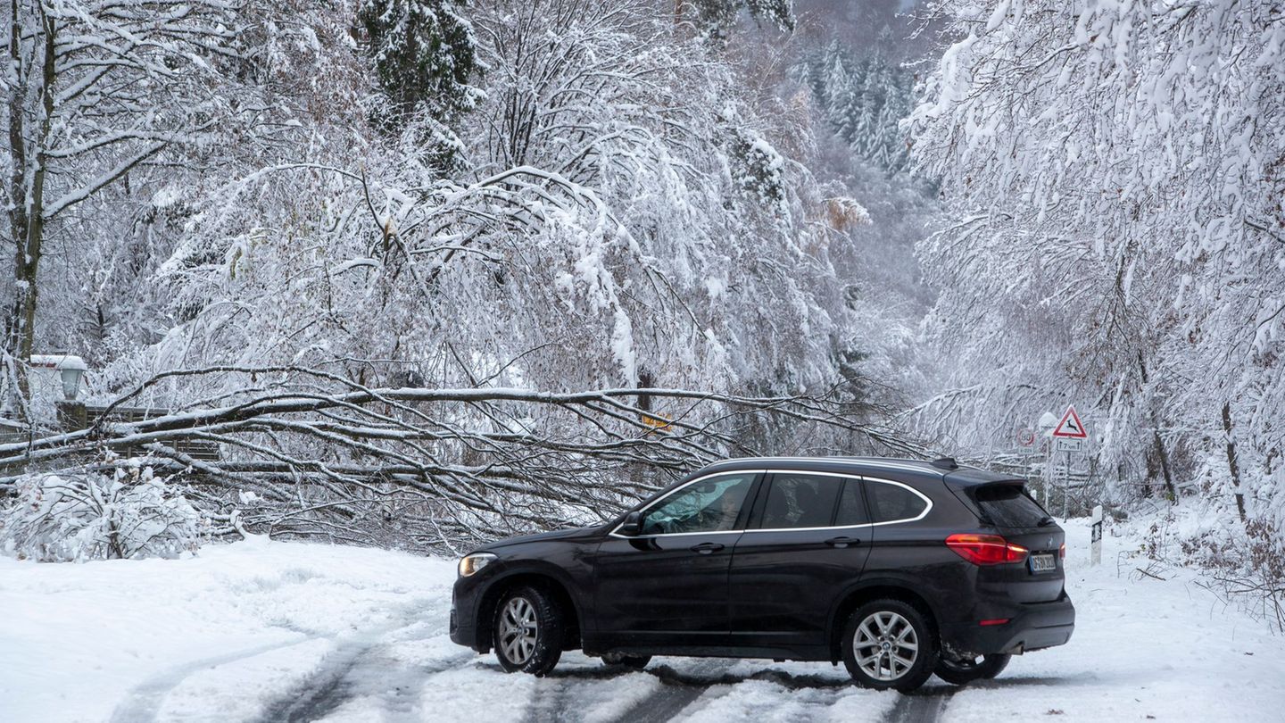 Die rutschigen Straßen machten den Autofahrern das Leben schwer. (Symbolbild) Foto: Helmut Fricke/dpa