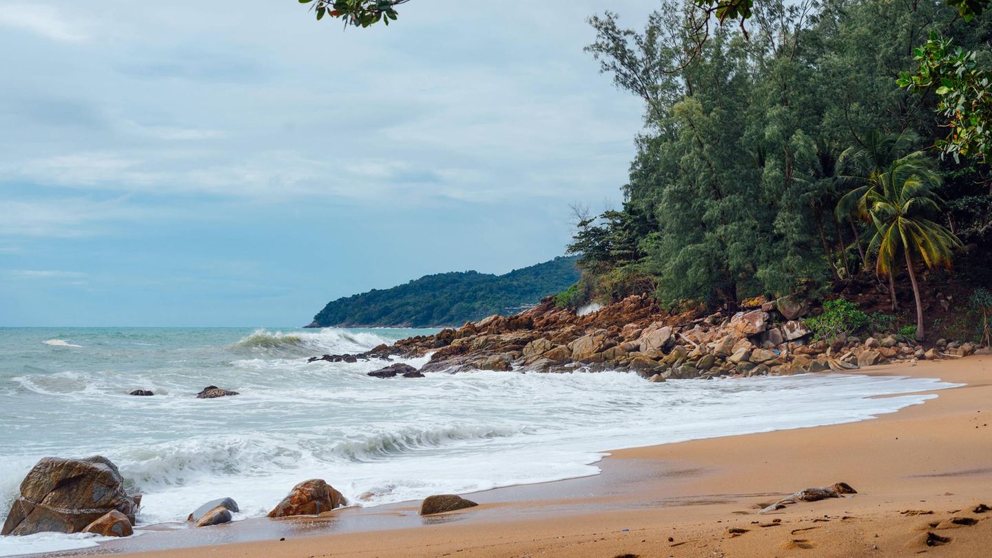 Platz sechs bei Tripadvisor liegt in Phuket in Thailand: Banana Beach