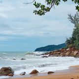 Platz sechs bei Tripadvisor liegt in Phuket in Thailand: Banana Beach