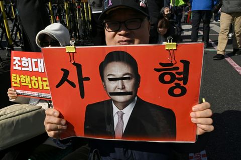 Protestplakat mit Foto des Ex-Präsidenten Yoon Suk Yeol