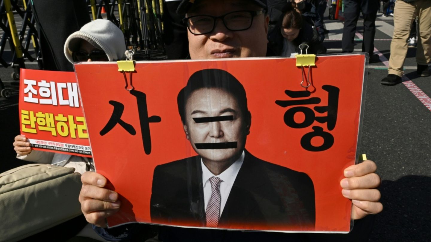 Protestplakat mit Foto des Ex-Präsidenten Yoon Suk Yeol