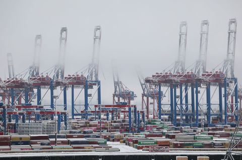 Die Umschlagszahlen in Hamburger Hafen sind nach drei Jahren wieder gestiegen. (Archivbild) Foto: Christian Charisius/dpa