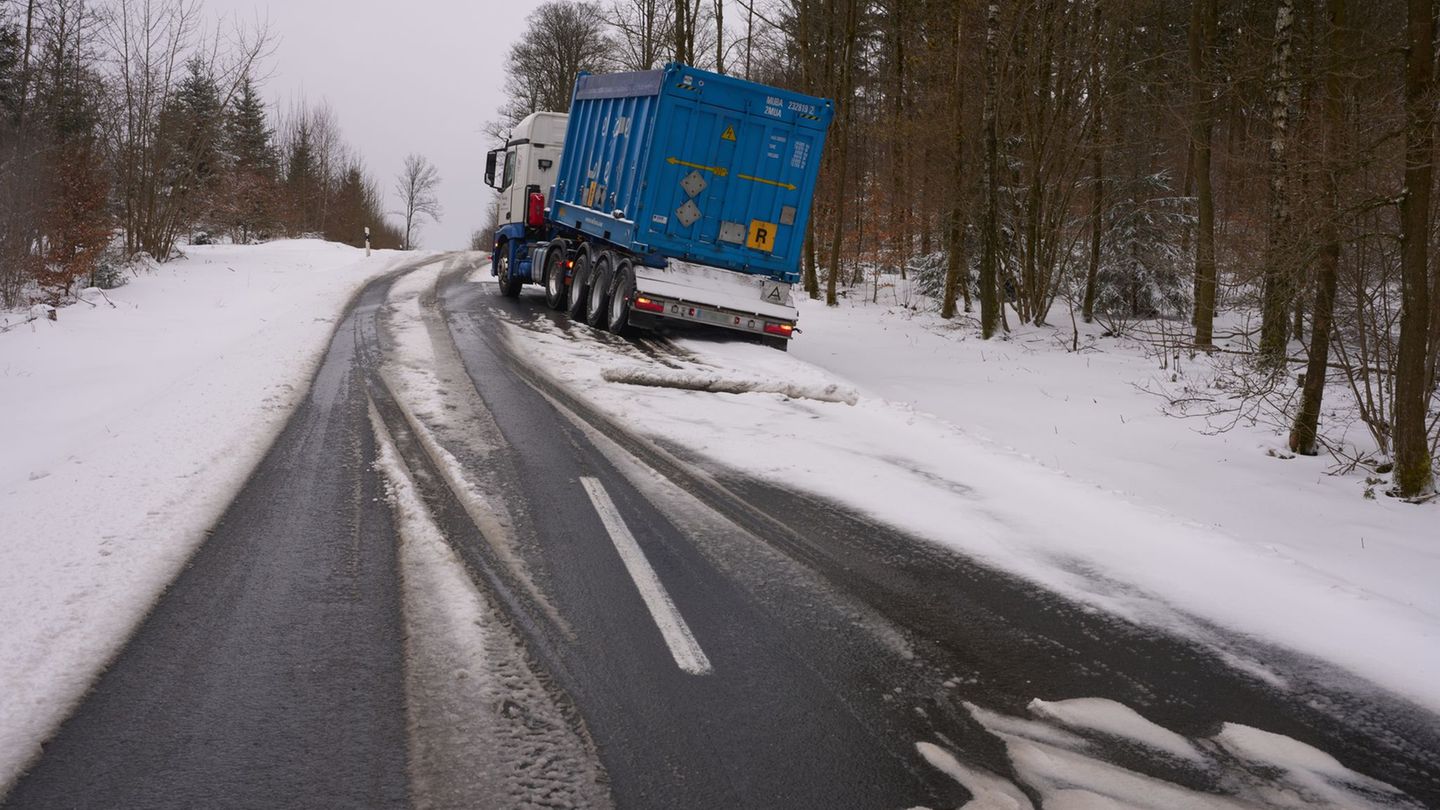Die Polizei appellierte an alle Verkehrsteilnehmenden, die Lage vor Fahrtantritt im Internet zu überprüfen. Foto: Thomas Frey/dp