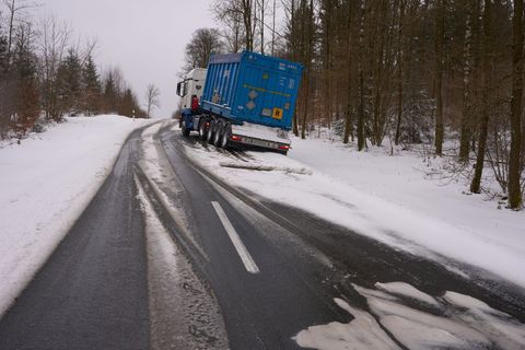 Die Polizei appellierte an alle Verkehrsteilnehmenden, die Lage vor Fahrtantritt im Internet zu überprüfen. Foto: Thomas Frey/dp