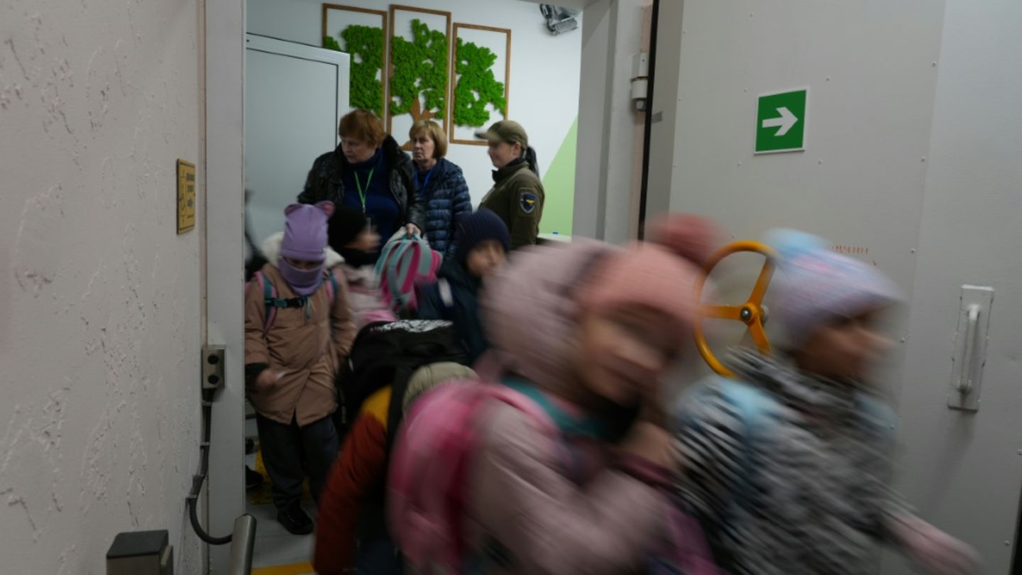 Kinder in eine Bunkerschule in Charkiw im Oktober