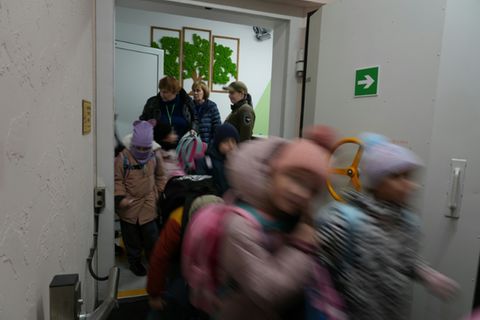 Kinder in eine Bunkerschule in Charkiw im Oktober