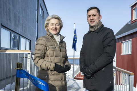 Von der Leyen mit dem damaligen grönlandischen Ministerpräsidenten Egede im März 2024 in Nuuk