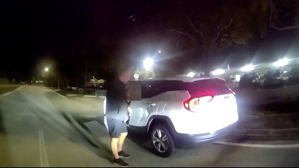 Ein Uber-Fahrer spricht in Florida mit Beamten.