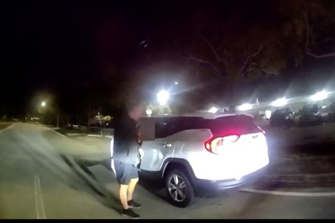 Ein Uber-Fahrer spricht in Florida mit Beamten.