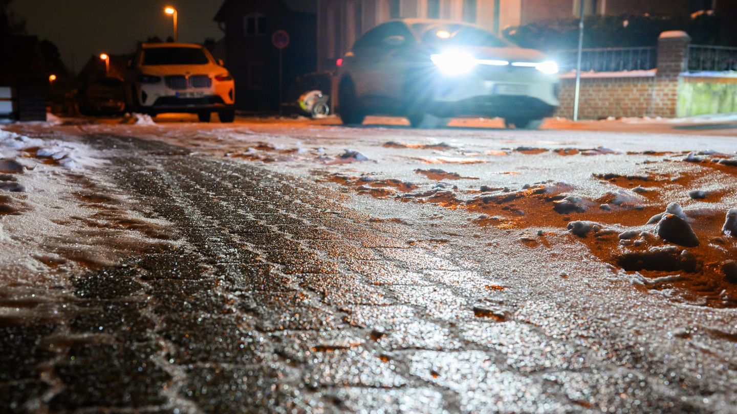 35-Jähriger rutscht bei Glatteis aus. Foto: Julian Stratenschulte/dpa