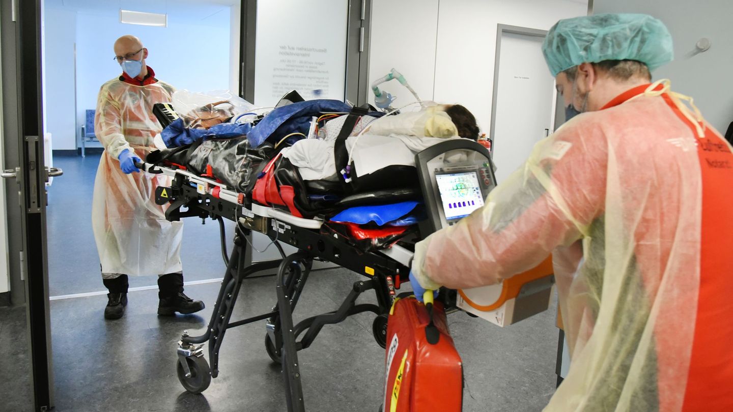 Eine Person wird zur Behandlung auf die Corona-Intensivstation des Krankenhauses Paul Gerhardt Stift gebracht. Zukünftig soll di