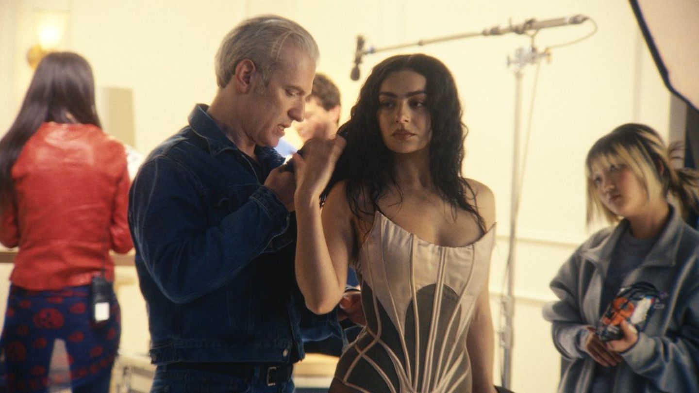 Charli xcx in ihrer Mockumentary