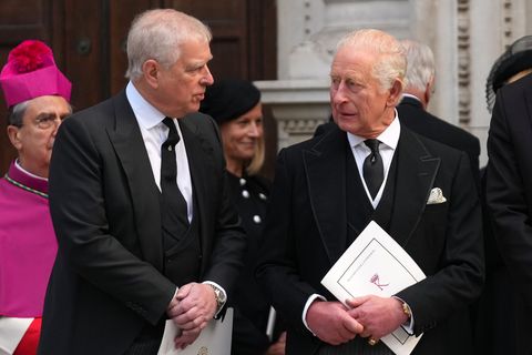 Andrew (l.) ist eine Belastung für seinen Bruder, König Charles III. (Archivbild) Foto: Joanna Chan/AP/dpa