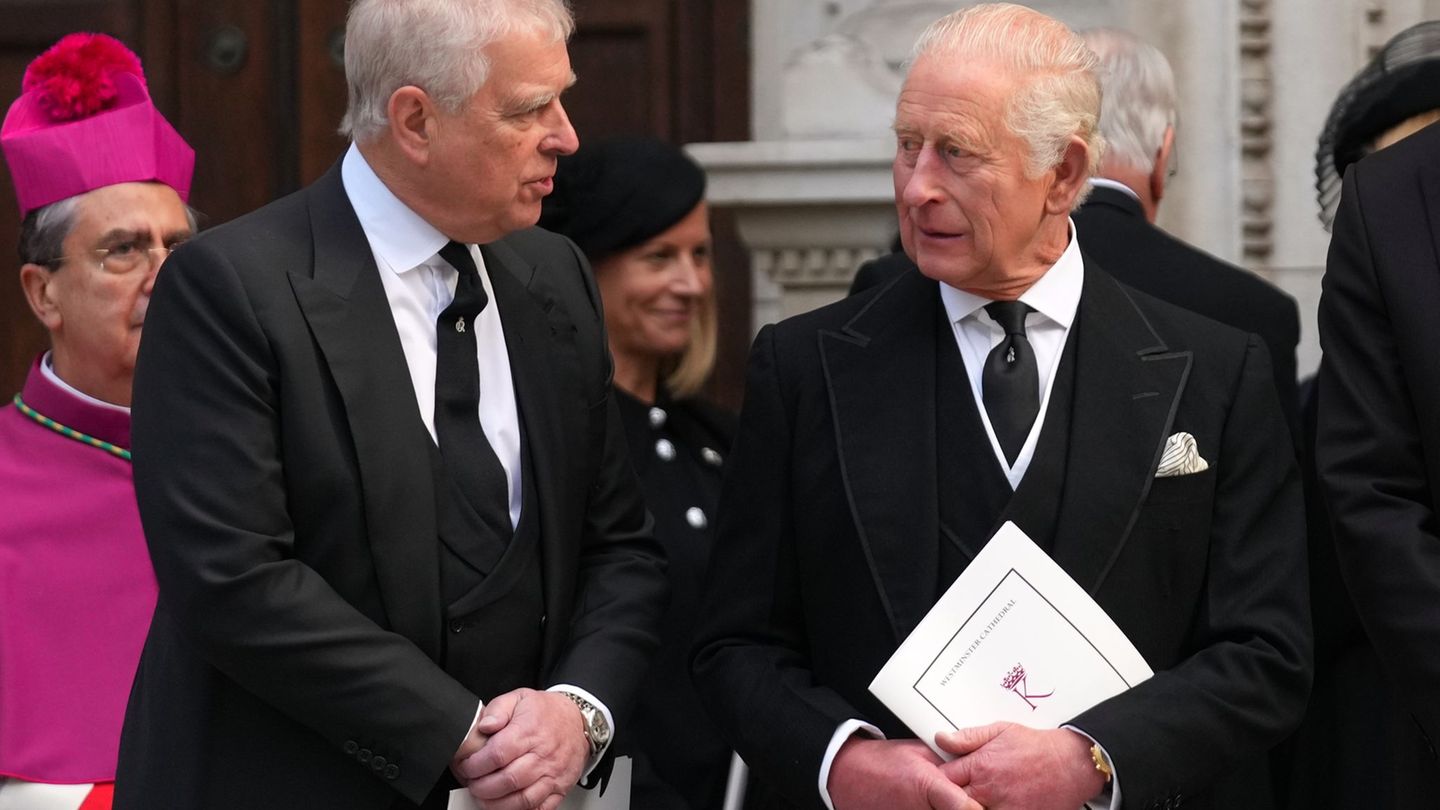 Andrew (l.) ist eine Belastung für seinen Bruder, König Charles III. (Archivbild) Foto: Joanna Chan/AP/dpa