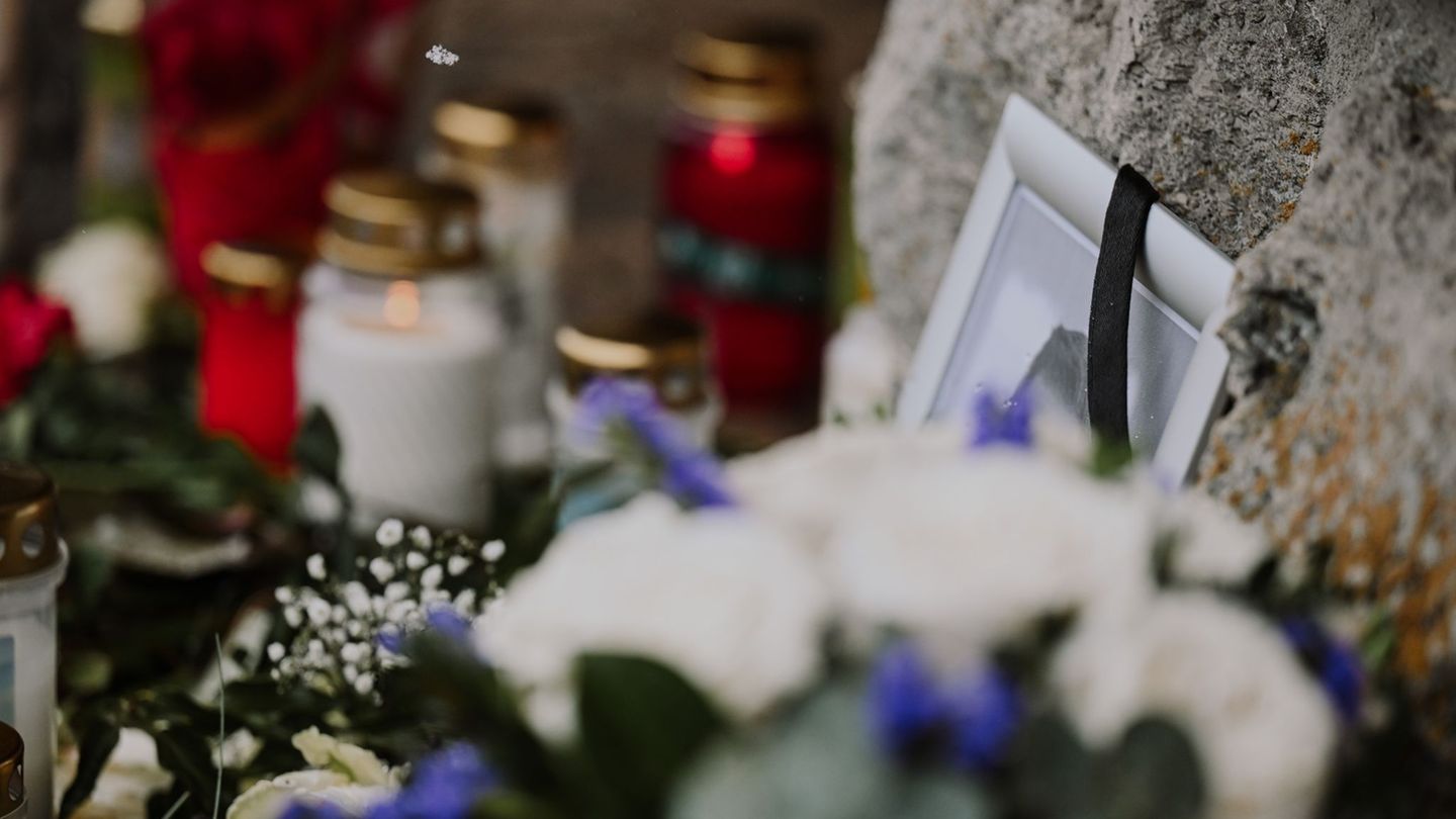 Vor dem Rathaus haben viele Menschen Kerzen und Blumen abgelegt. Foto: Marius Bulling/dpa