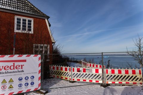 Die Stadt Lübeck will das Haus Seeblick am Steilufer abreißen lassen. Foto: Marcus Golejewski/dpa