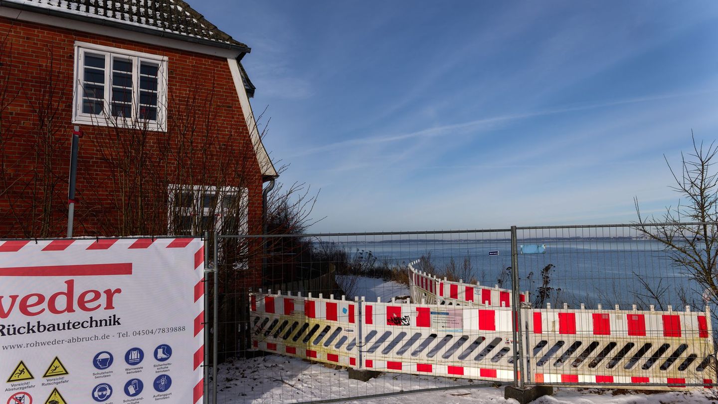 Die Stadt Lübeck will das Haus Seeblick am Steilufer abreißen lassen. Foto: Marcus Golejewski/dpa