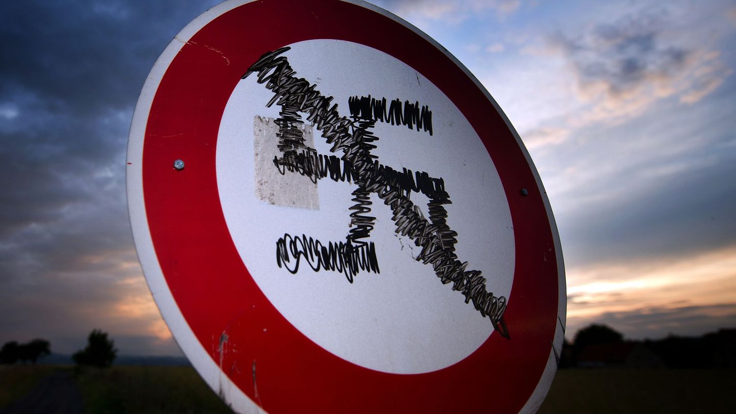 Das Landesamt sieht die Arbeit mit Aussteigern aus der rechtsextremen Szene kritisch. (Symbolbild) Foto: Arno Burgi/dpa-Zentralb