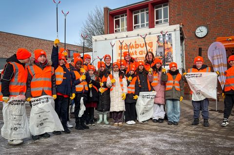 Die Stadtteilschule Wilhelmsburg startet bereits einen Tag früher in die Aufräumaktion – begleitet von Umweltsenatorin Katharina