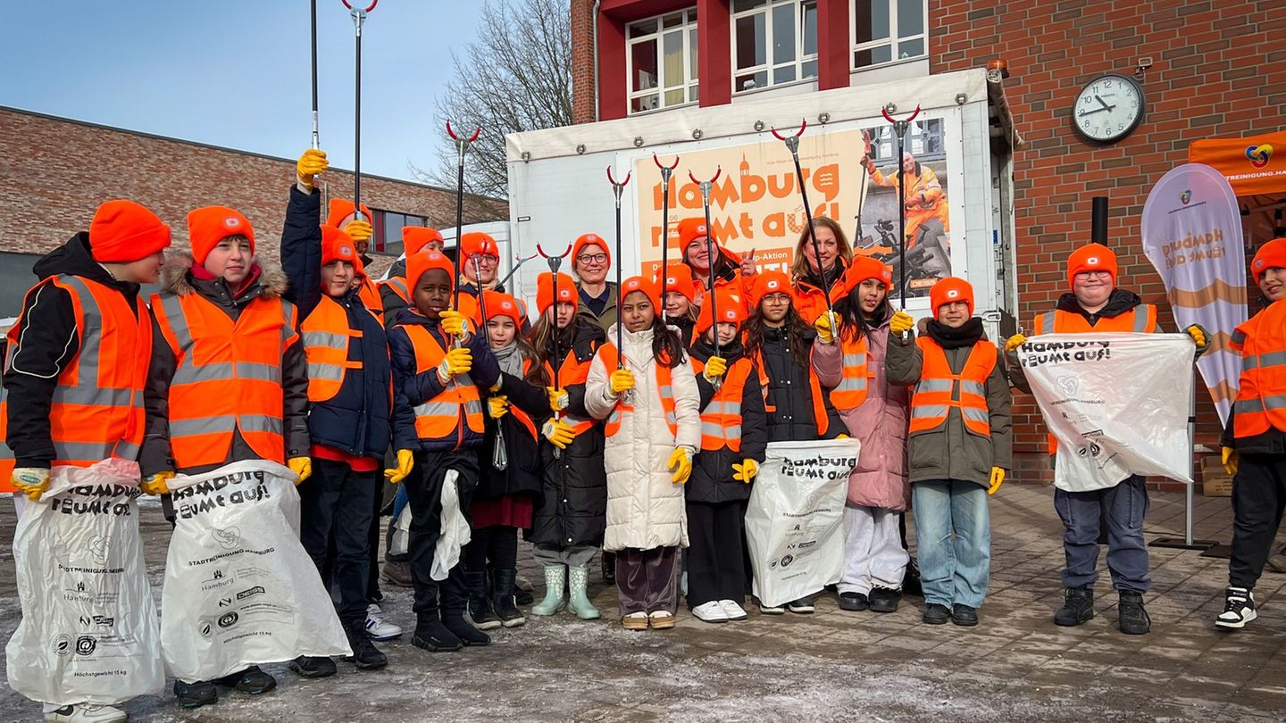 Die Stadtteilschule Wilhelmsburg startet bereits einen Tag früher in die Aufräumaktion – begleitet von Umweltsenatorin Katharina