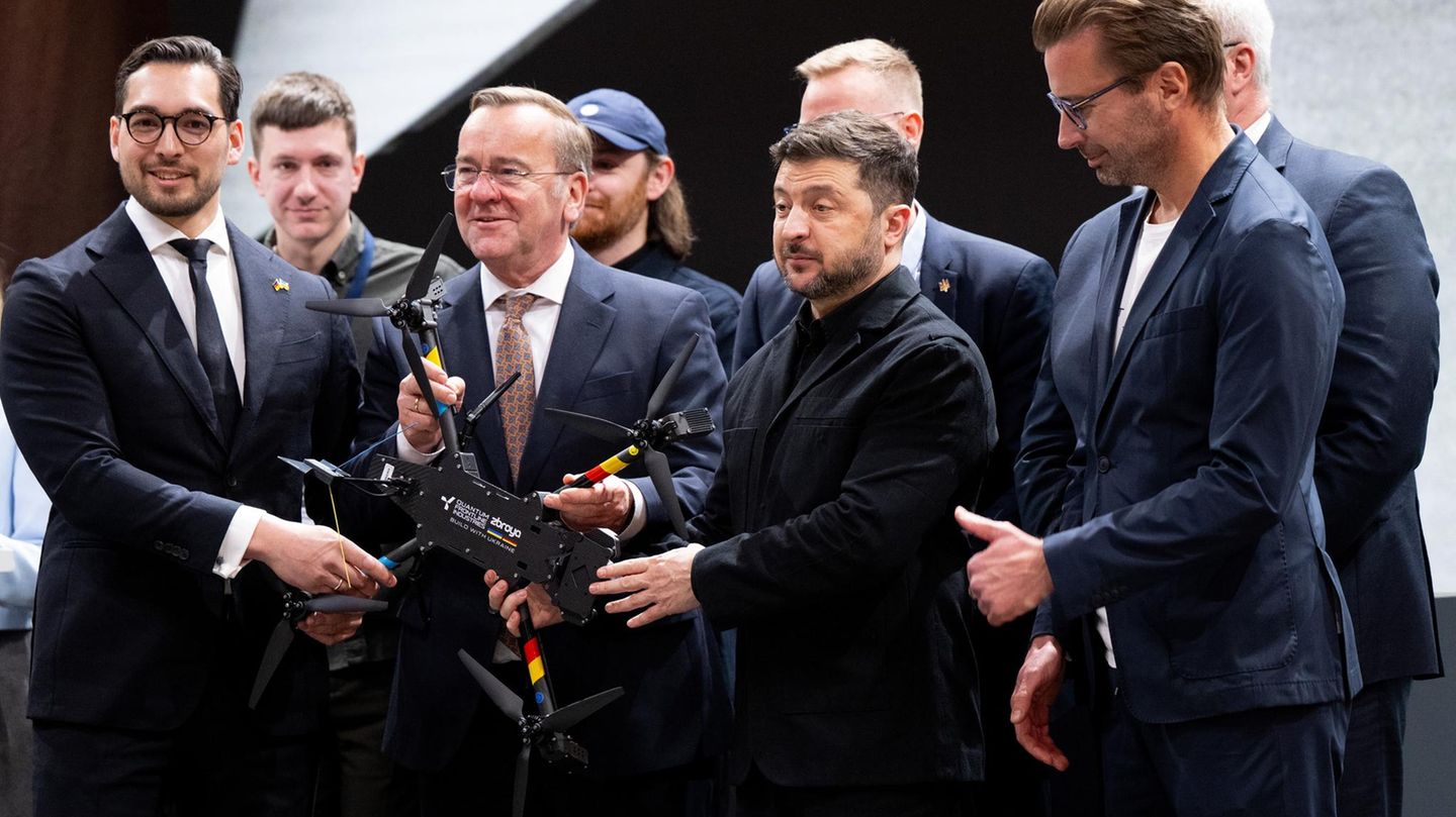 Boris Pistorius hält eine frisch produzierte Drohne