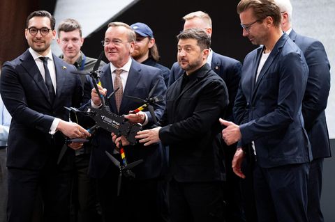 Boris Pistorius hält eine frisch produzierte Drohne