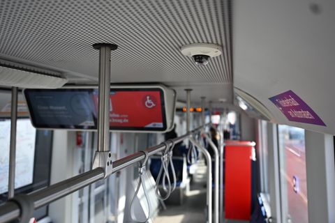 Mithilfe Künstlicher Intelligenz sollen Angriffe auf Fahrpersonal und Fahrgäste zurückgehen. Foto: Shireen Broszies/dpa