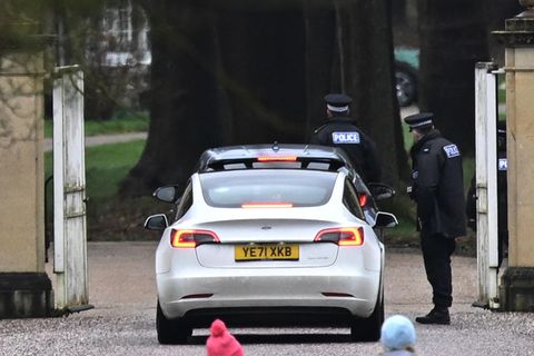 Autos am Gelände von Andrew Mountbatten-Windsor