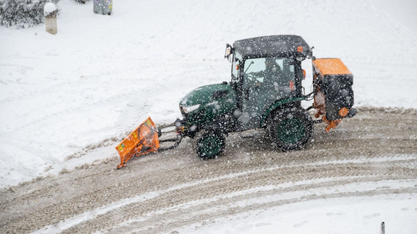 In Würzburg war der Winterdienst am Donnerstag sehr gefordert. Foto: Pia Bayer/dpa