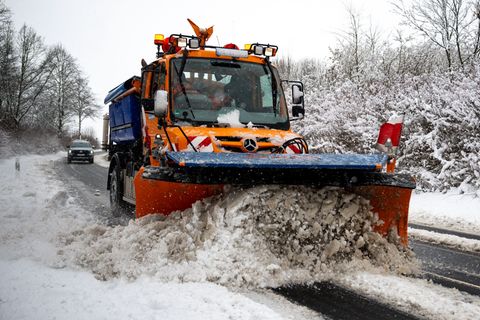 Die Streu- und Räumfahrzeuge des Winterdienstes waren im Dauereinsatz. Foto: Florian Wiegand/dpa