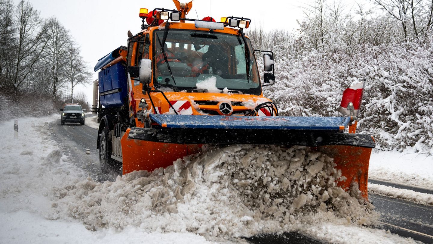 Die Streu- und Räumfahrzeuge des Winterdienstes waren im Dauereinsatz. Foto: Florian Wiegand/dpa