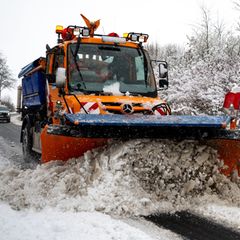 Die Streu- und Räumfahrzeuge des Winterdienstes waren im Dauereinsatz. Foto: Florian Wiegand/dpa