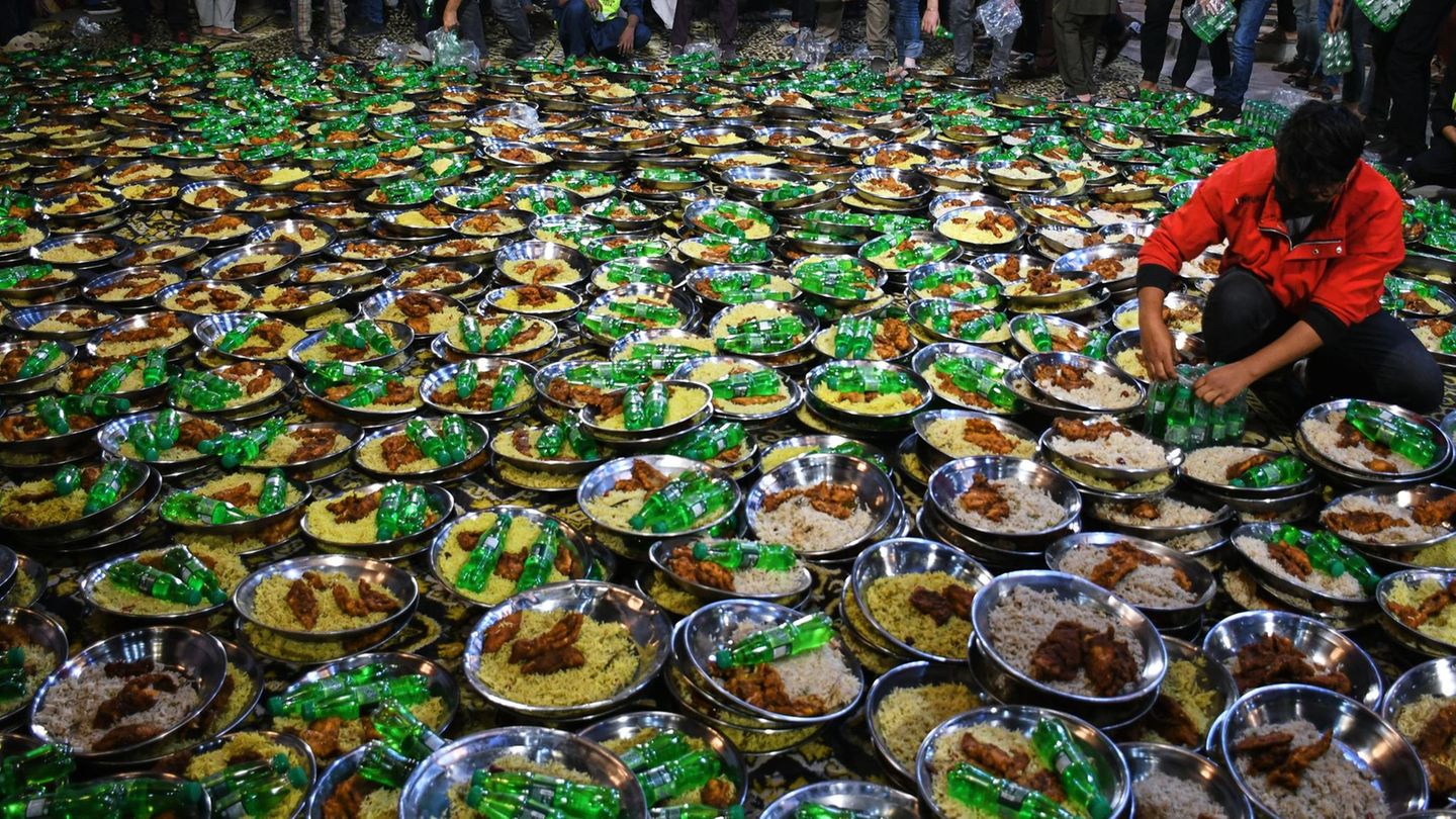 Ein Freiwilliger bereitet kostenlose Mahlzeiten für das Fastenbrechen vor