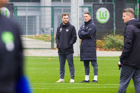 Trainer Daniel Bauer (2.v.l.) steht beim Training neben Co-Trainer Tobias Holm (l). Foto: Moritz Frankenberg/dpa