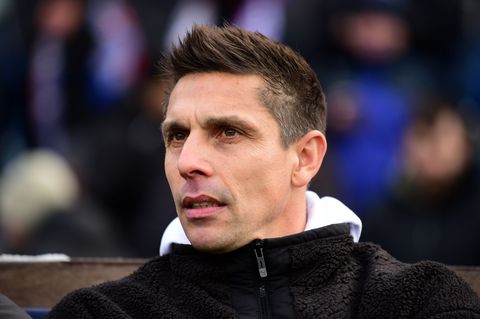 Er und seine Mannschaft müssen liefern: Holstein Kiels Cheftrainer Marcel Rapp (Archivbild) Foto: Daniel Bockwoldt/dpa