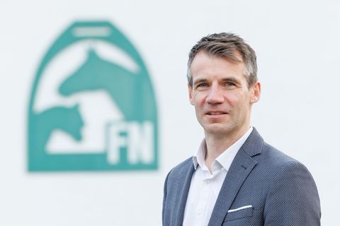 Der Vorstandsvorsitzende der Deutschen Reiterlichen Vereinigung, Dennis Peiler, äußert sich zur Tierquälerei in München: "Tief e