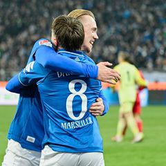 Lilien-Torjäger Isac Lidberg (hinten) ist wieder fit. (Archivbild) Foto: Uwe Anspach/dpa