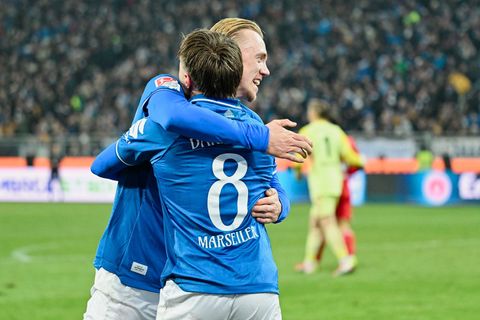 Lilien-Torjäger Isac Lidberg (hinten) ist wieder fit. (Archivbild) Foto: Uwe Anspach/dpa